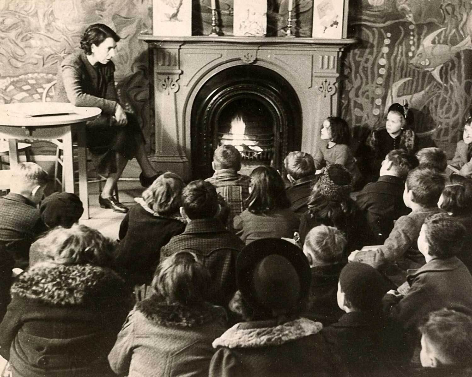 Librarian Francis Trotter (educated at Moulton College) reads to a group of children (Photo: Toronto Public Library)