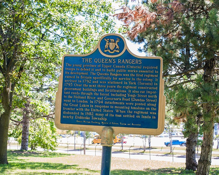 Plaque provinciale à l'exposition nationale canadienne commémorant les Queen's Rangers