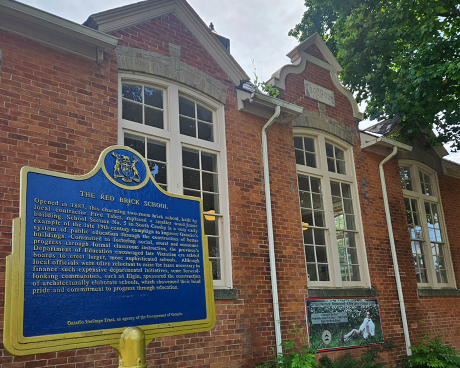 Provincial plaque commemorating the Red Brick School (Photo: Doors Open Rideau Lakes)