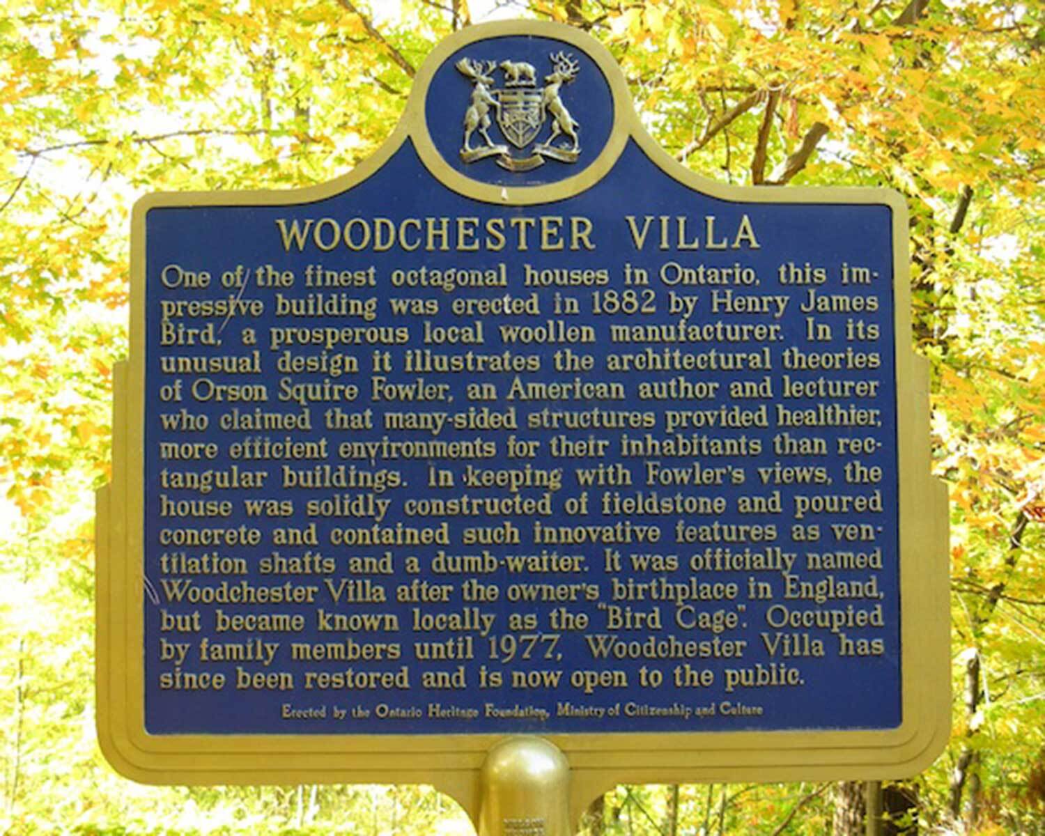 Plaque provinciale commémorant la villa Woodchester, Bracebridge (Photo : www.ontarioplaques.ca)