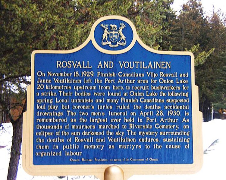 Plaque commémorant Rosvall et Voutilainen, Thunder Bay (Photo : Alan Brown, www.ontarioplaques.com)