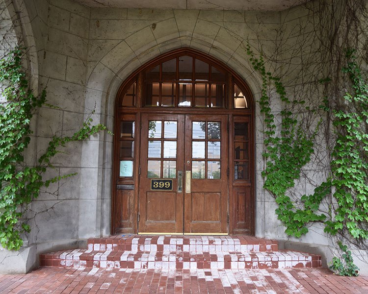 The entrance to the Middlesex County Courthouse, London