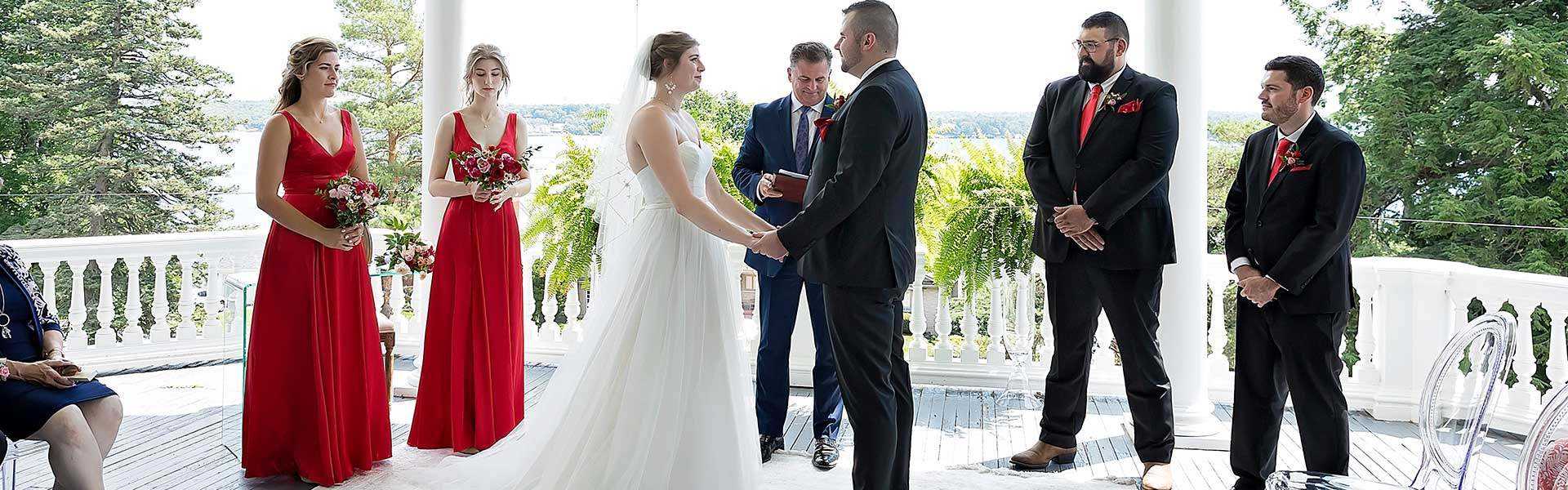 Sur la véranda de la Place Fulford (Photo : Vogue and Rogue Weddings)