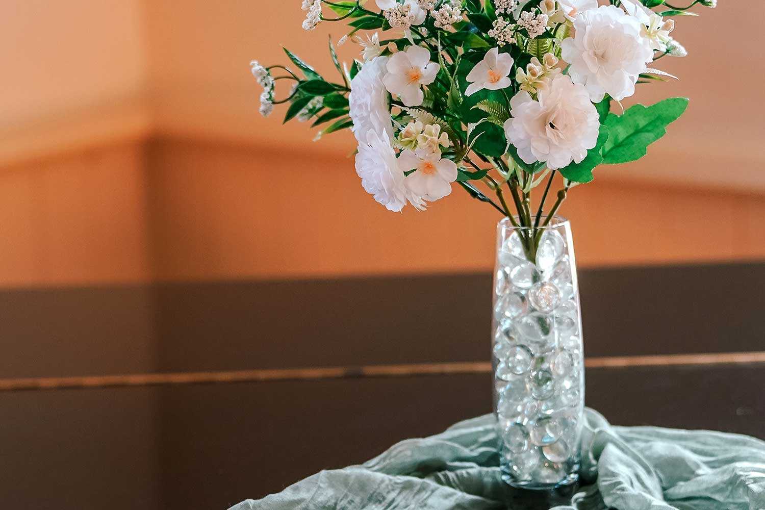 Mise en place de la table à l'école Enoch Turner (Photo : Samantha Ong)