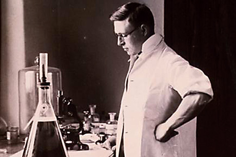 J.B. Collip in a laboratory, c. 1927. Photo: The Thomas Fisher Rare Book Library, University of Toronto. P10014, Collip Collection
