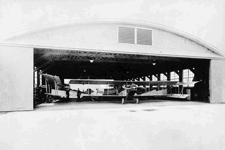 R.F.C. Canada. Curtiss J.N.-4's in Hangar, School of Aerial Gunnery, Camp Borden, 1917.Photo: Canada. Dept. of National Defence/Library and Archives Canada/PA-022869.